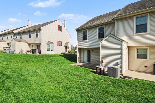 Building Photo - Beautiful Spacious Townhome