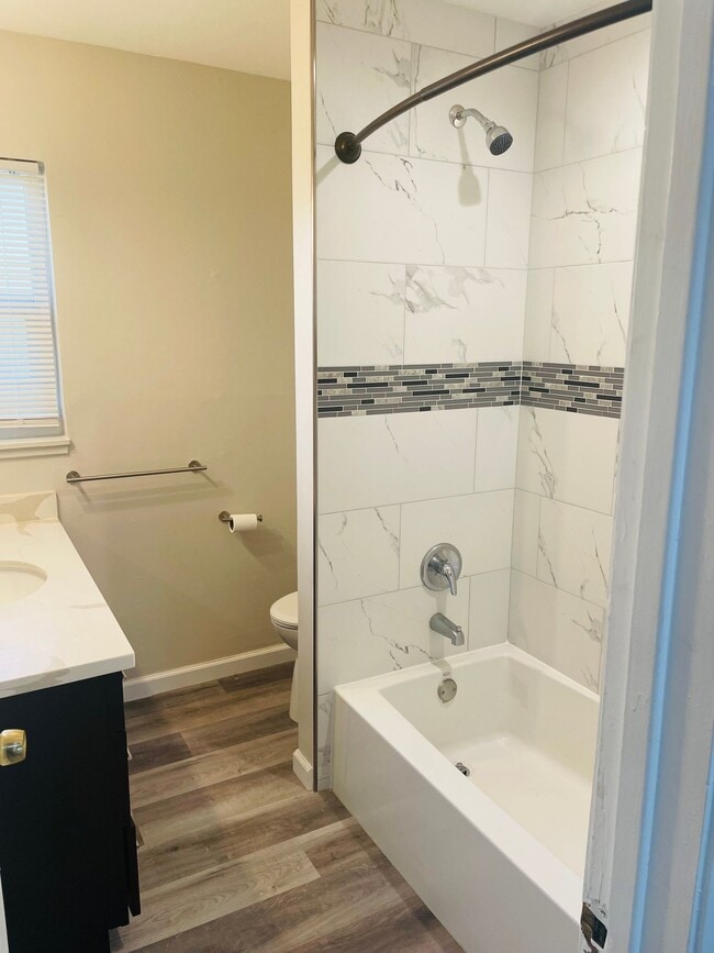 Building Photo - Renovated 2bed/1bath Duplex