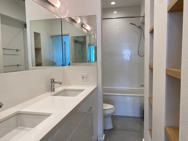 Building Photo - 2221 Ocean Ave