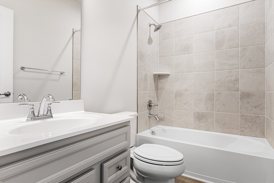 Building Photo - 10 Sidney Ln