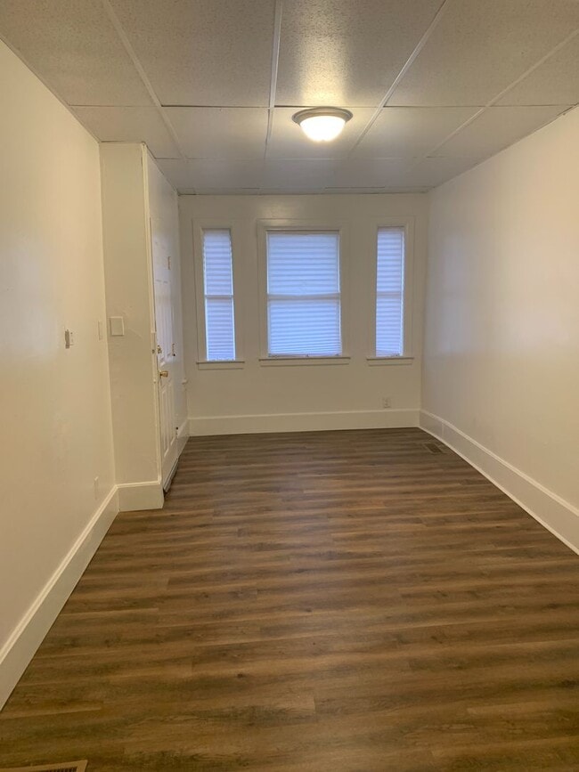 Building Photo - Video in Photos! Downtown York 2 Bedroom-1st Floor