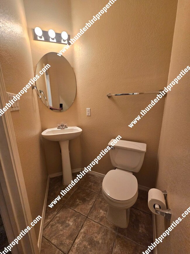 Building Photo - Located in a Gated community!!!