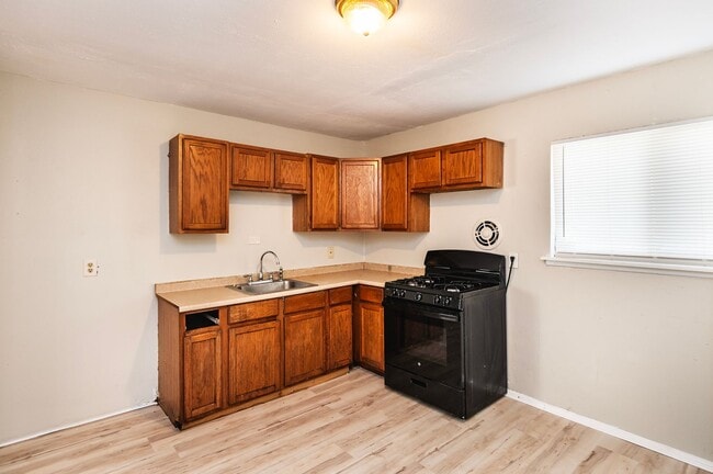 Building Photo - Lovely 3 Bedroom 1 Bathroom Home