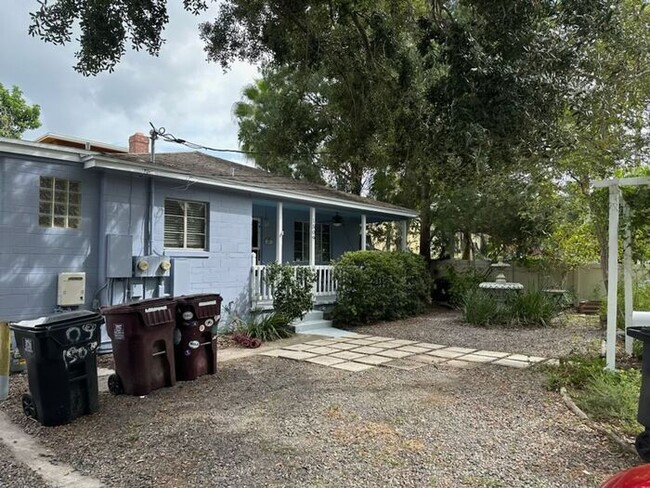 Building Photo - Cozy Cottage