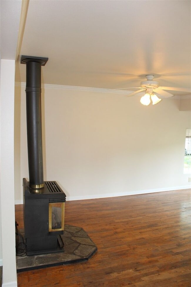 Building Photo - 3 Bedroom, 1.5 Bathroom House! Available now!