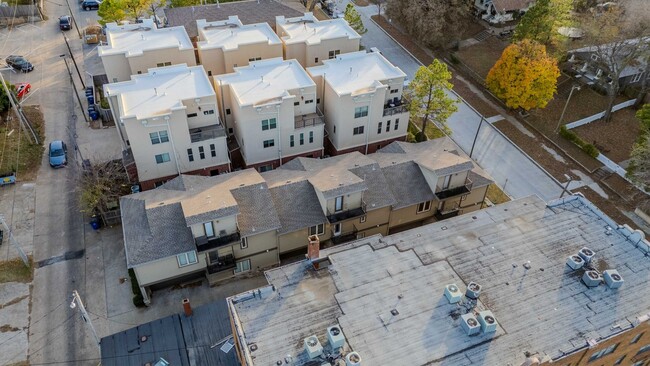 Primary Photo - Luxurious townhouse on Cherry St!