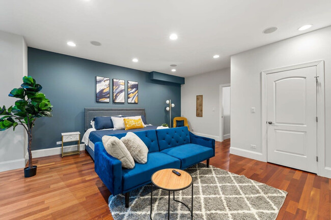 Building Photo - 1621 W Beach Ave