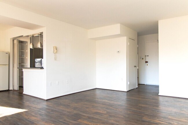 Building Photo - Beautiful top-level 1 bedroom, 1 bathroom condo in Alexandria City