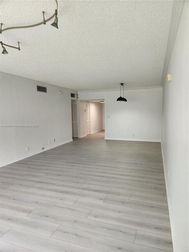 Building Photo - 545 Oaks Ln