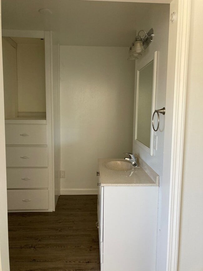 Building Photo - 2432 S 5th St W