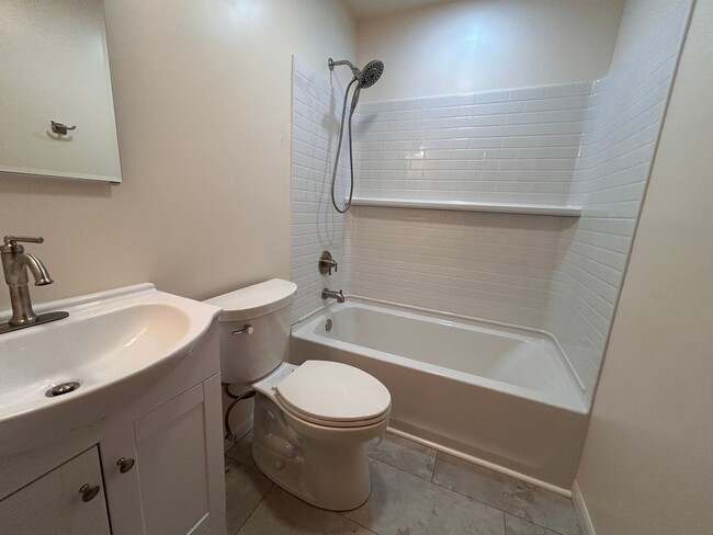 Building Photo - 4 Bed 2 Bath Home In Andover!