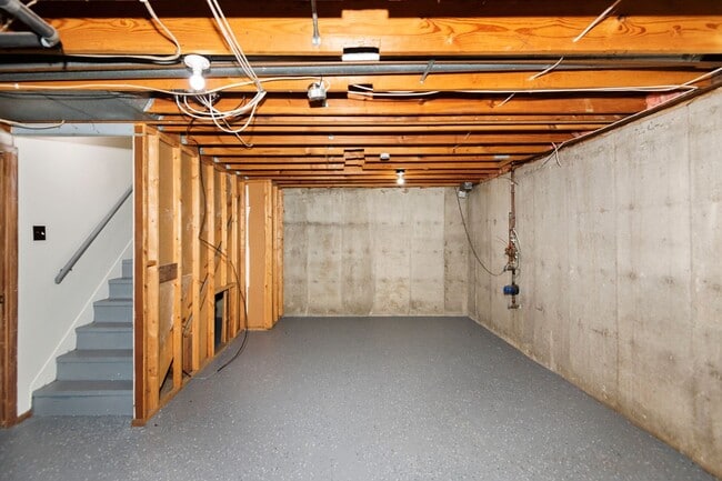 Building Photo - Lovely 3 Bedroom 2 Bathroom Home