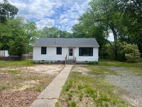 Building Photo - 3 Bedroom Rancher on Spacious Lot