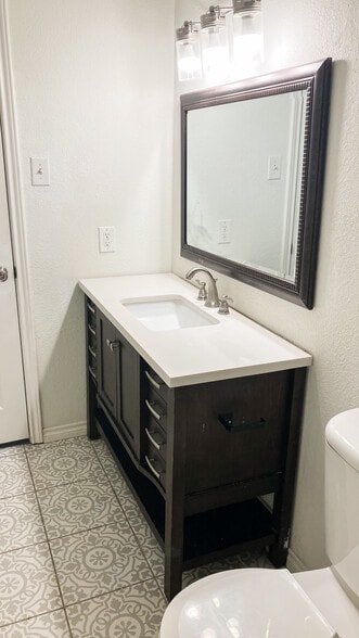 Common bathroom - 6403 Espana Dr