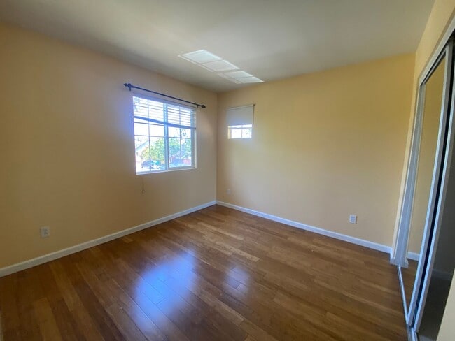 Building Photo - Open Single-Family 3Bed/2.5BA Home Mere Mi...