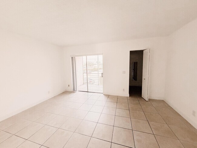 Building Photo - 600 Village Green Ct