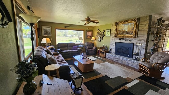 Building Photo - Losleben- House with large yard fully furnished Available Nov 1st - May 31st