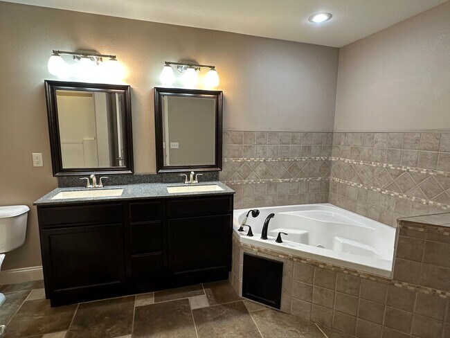 Building Photo - 4 Bed 2 Bath FOR RENT in Waynesville