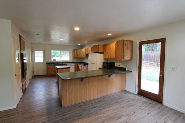 Building Photo - COMING AUGUST | 3-Bedroom Home in Bow & Arrow Acres | Large Yard + Wood-Burning Fireplace