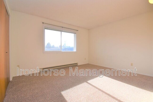 Building Photo - 809 W Villard St