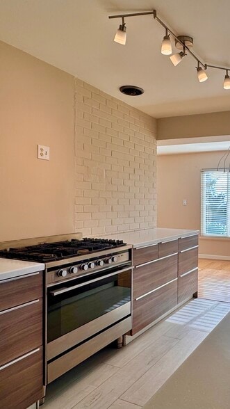 ..and a five burner Fisher Paykel professional stove and oven. - 2403 Mira Vista Dr