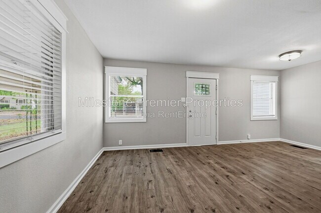 Building Photo - 920 S Lee Ave