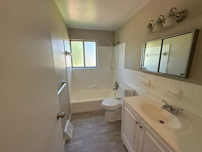 Building Photo - Three Bed 1 Bath Home