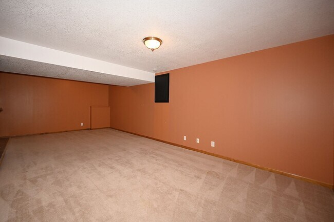 Building Photo - 4 Bedroom,2.5 Bath with 2-car garage Platt...