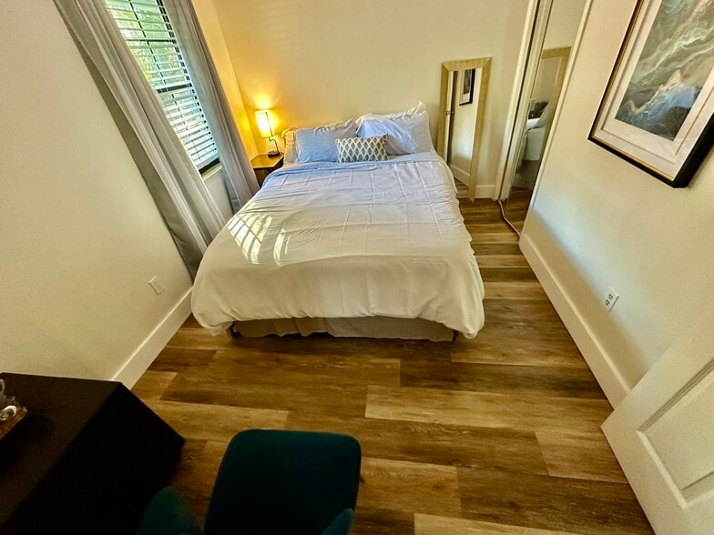 Building Photo - 1712 NE 5th Ct