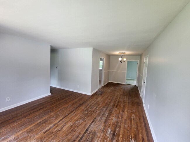 Building Photo - Beautiful 3 bedroom 1 bath with attached g...