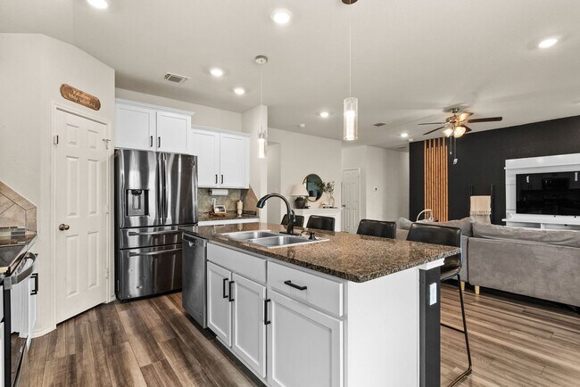 Building Photo - 310 Saddleback Trl