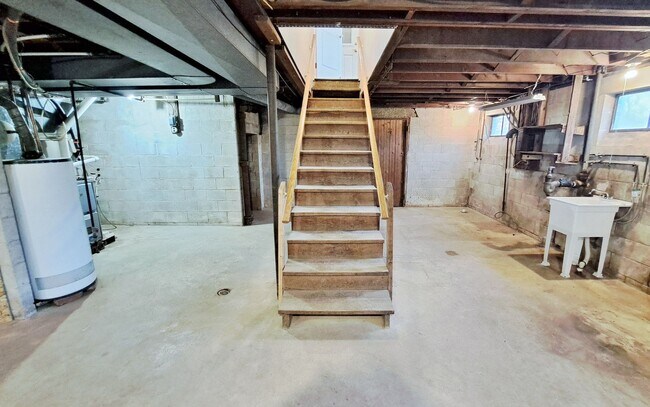 Building Photo - 3 Bed / 1-1/2 Bath Single Family Home w/ 2-Car Garage