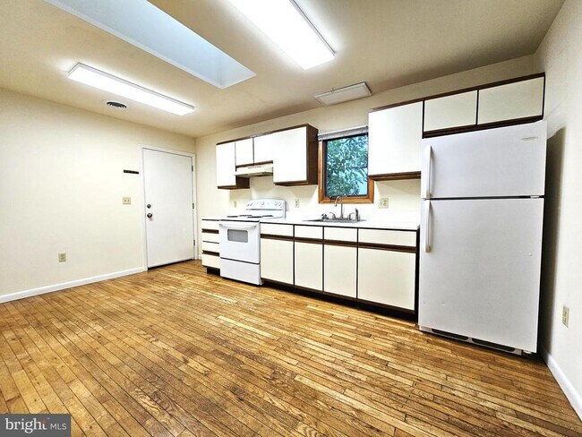 Building Photo - 809 Hanson St