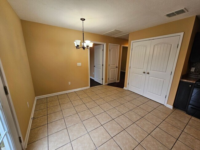 Building Photo - Beautiful Home near Historic Downtown Tullahoma!