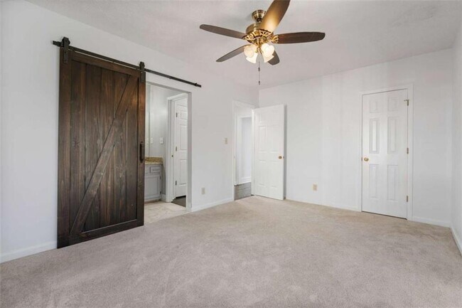 Building Photo - 275 Sageglen Rd