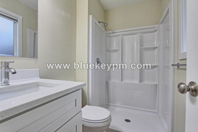 Building Photo - 5 Bed, 3 Bath Home in Orchards with Primary Bedroom on Main