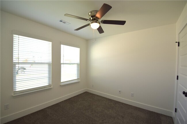 Building Photo - 2071 Bluestem Dr