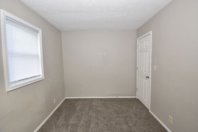 Building Photo - Mishawaka South-side 3 bedroom with a fenc...