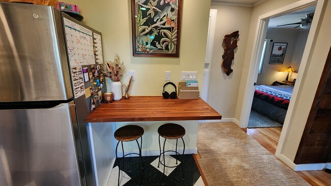 Building Photo - Cozy Craftsman style home!