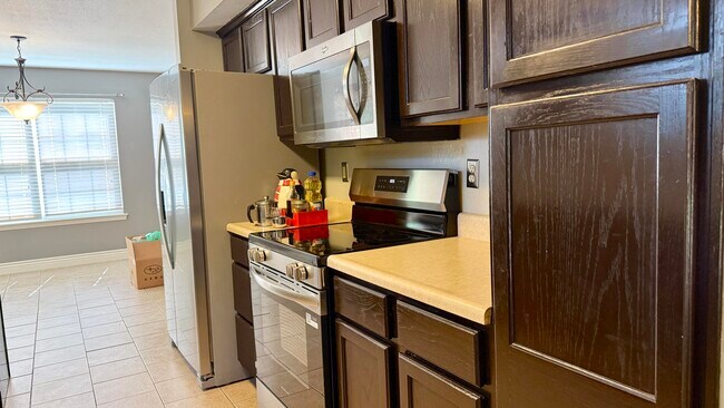 Building Photo - 2213 Silver Leaf Ct