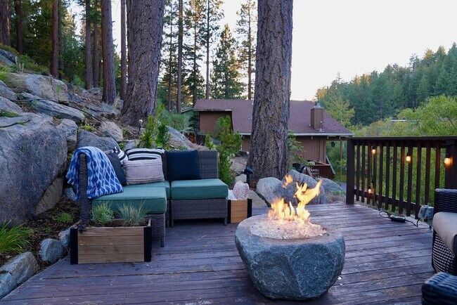 Building Photo - Nice house in Stateline available September 1st!