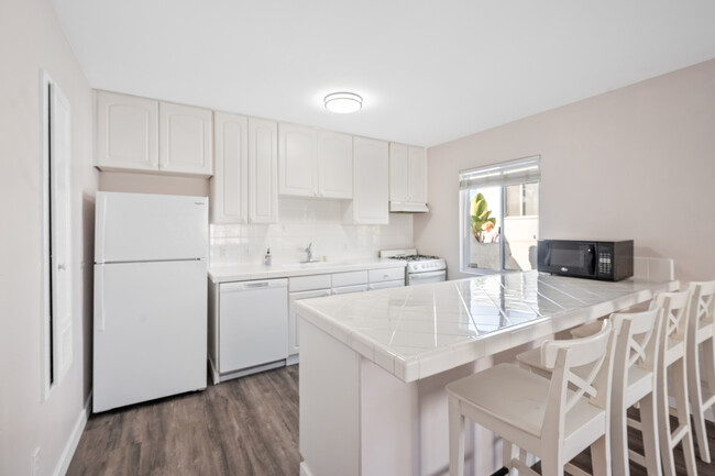 Primary Photo - 725 Chalcedony St