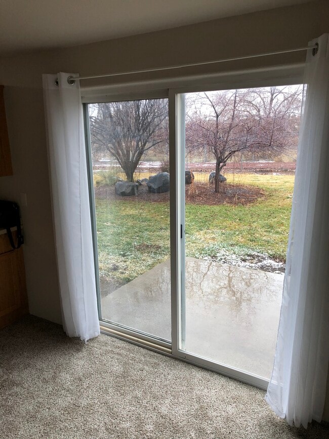 Building Photo - 601 NE Sandstone Ct