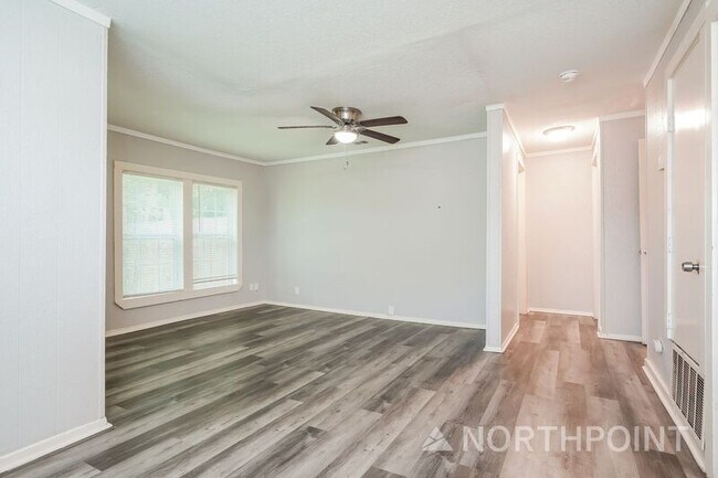 Building Photo - 1211 Country Club Rd