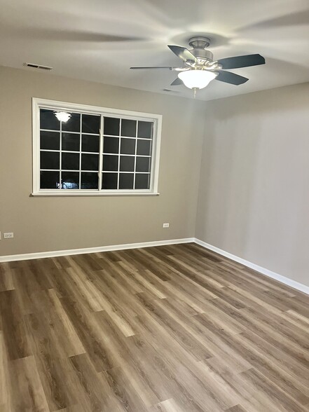 Master bed with walk in closet. Custom closet organizer - 17537 S Gilbert Dr