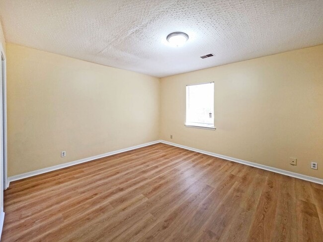 Building Photo - Charming 2-Bedroom Duplex in the Heart of ...