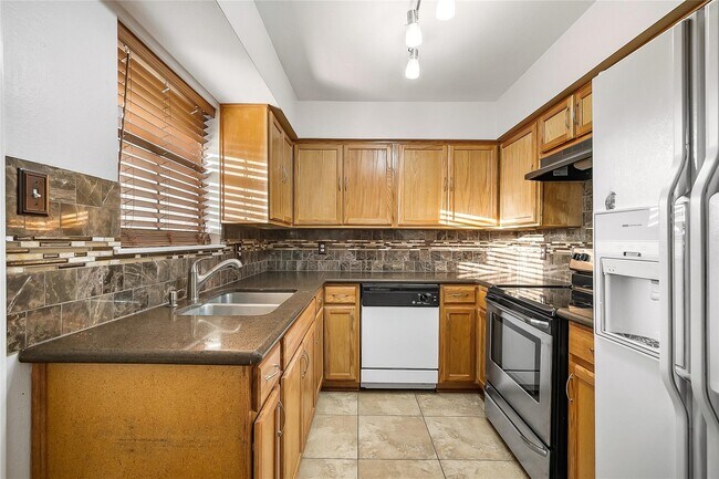 Building Photo - 3100 Walnut Bend Ln