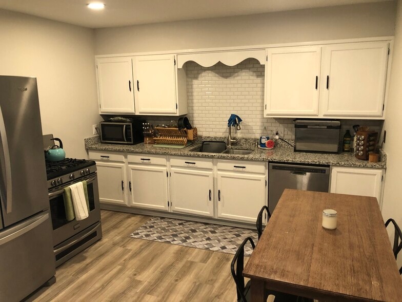 spacious eat-in kitchen - 4346 Cresson St