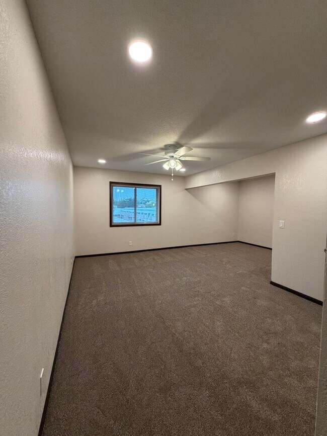 Building Photo - 1260 Larpenteur Ave W