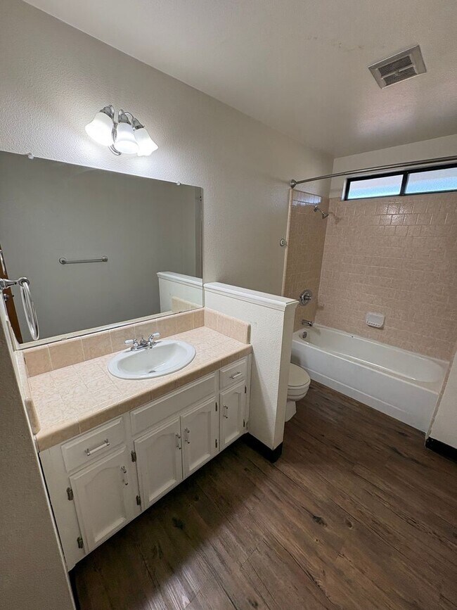 Building Photo - 636 Ramblewood Ct